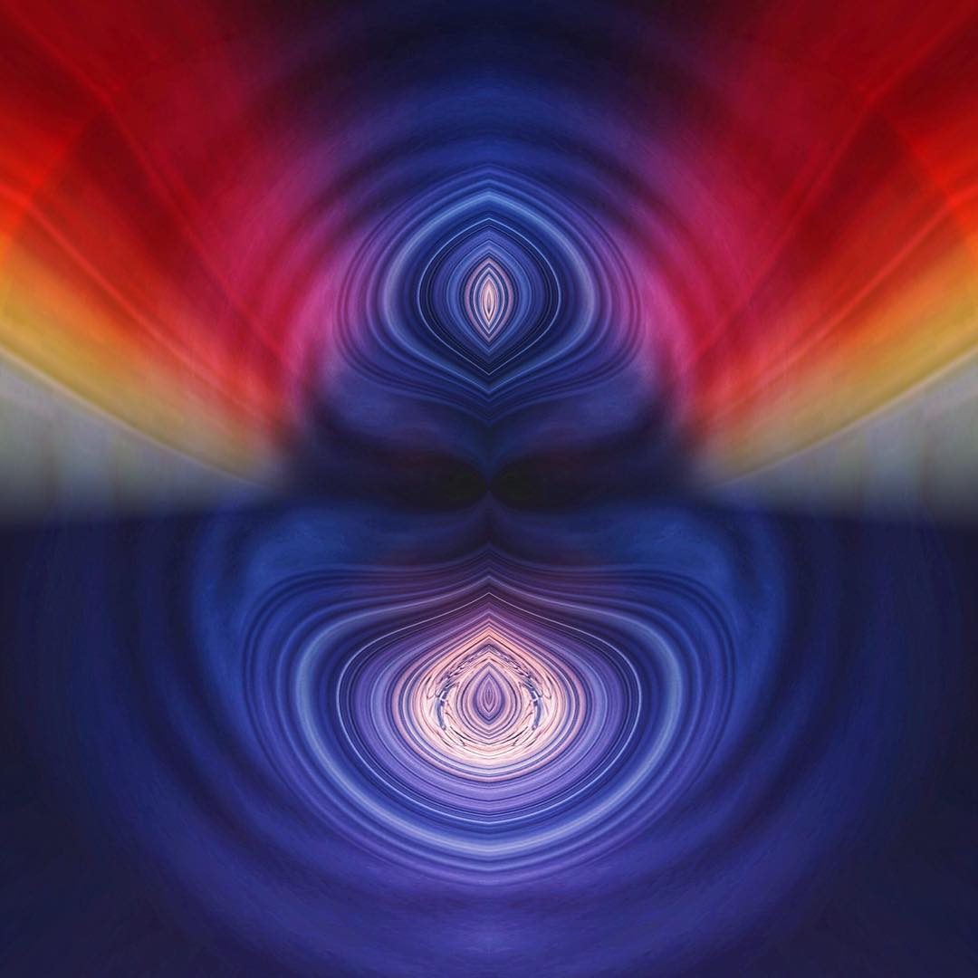 Symmetric multicolored concentric geometric pattern
